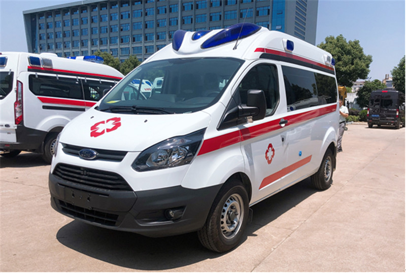 福特V362中轴中顶负压型救护车正面