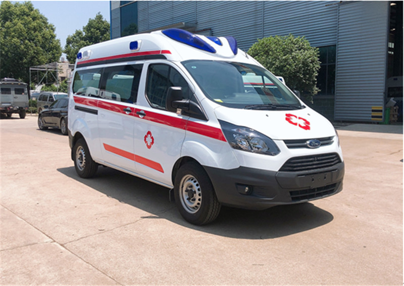 福特V362中轴中顶负压型救护车正面图2