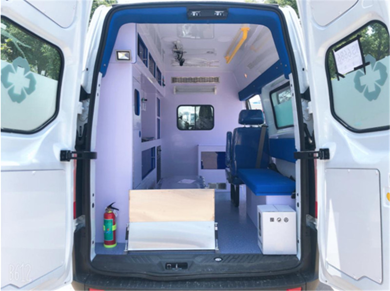福特V362中轴中顶负压型救护车医疗舱图1