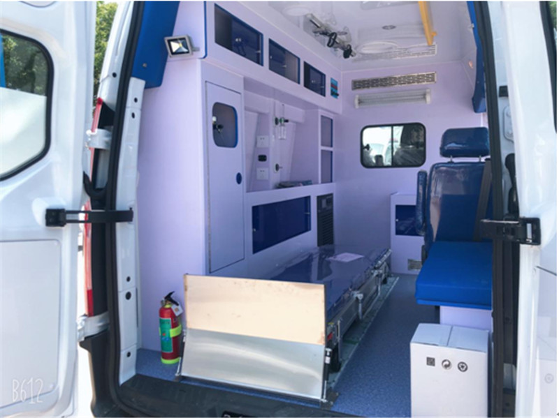 福特V362中轴中顶负压型救护车医疗舱图2