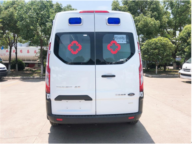 福特V362中轴中顶负压型救护车后面图