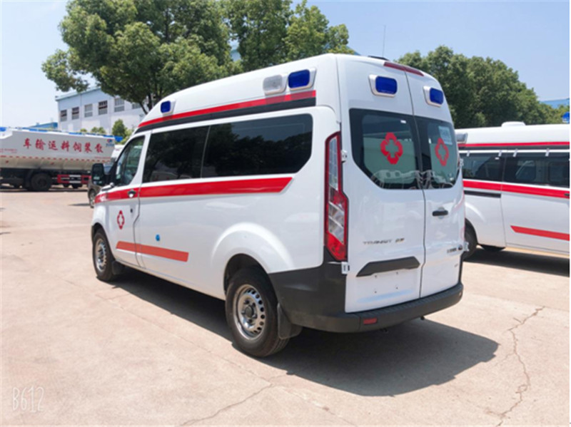 福特V362中轴中顶负压型救护车后面图2