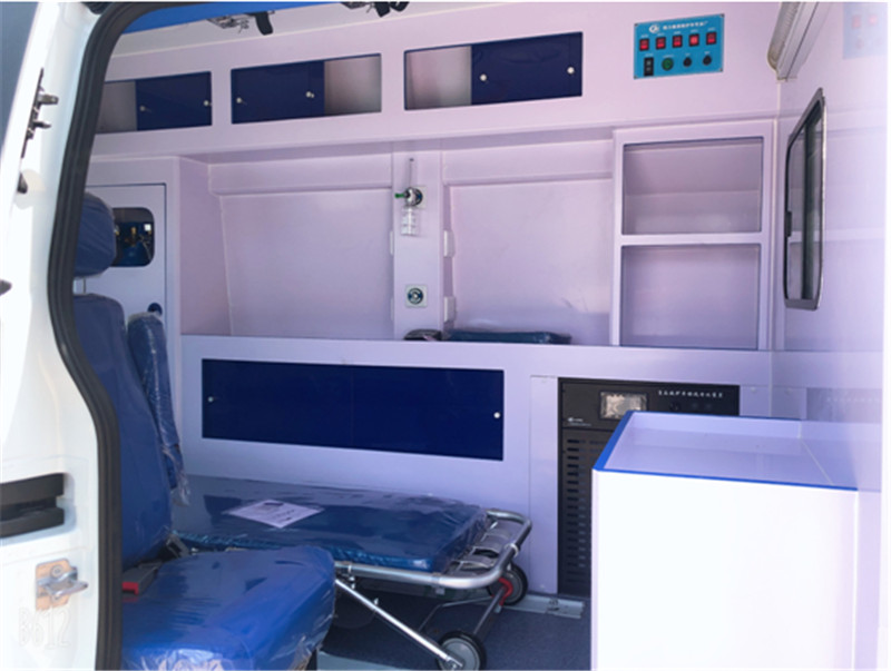 福特V362中轴中顶负压型救护车医疗舱图3