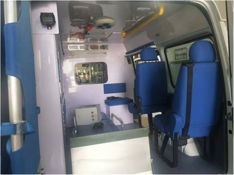 江铃特顺短轴中顶监护型救护车7