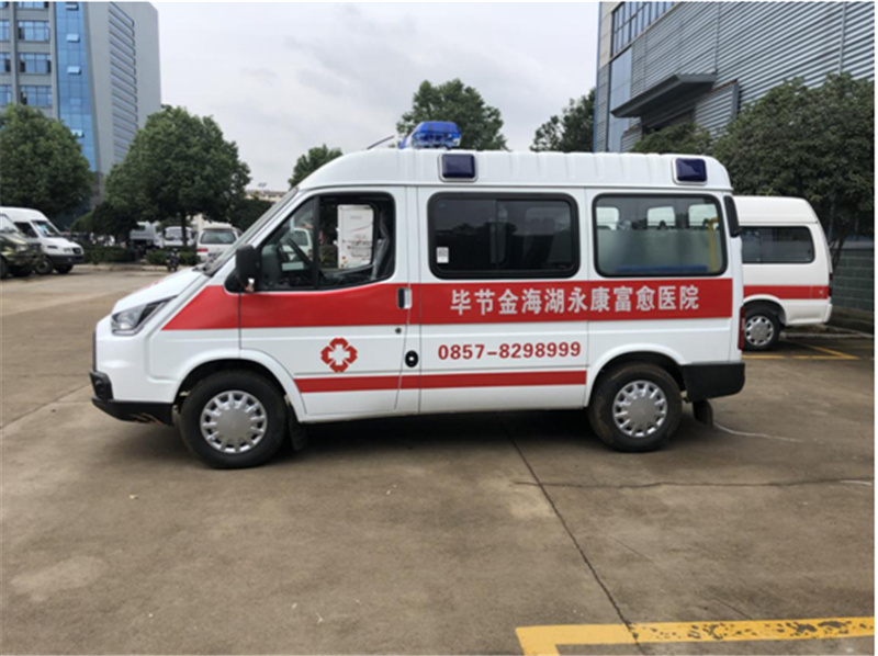江铃特顺短轴中顶监护型救护车3