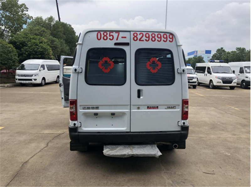 江铃特顺短轴中顶监护型救护车5