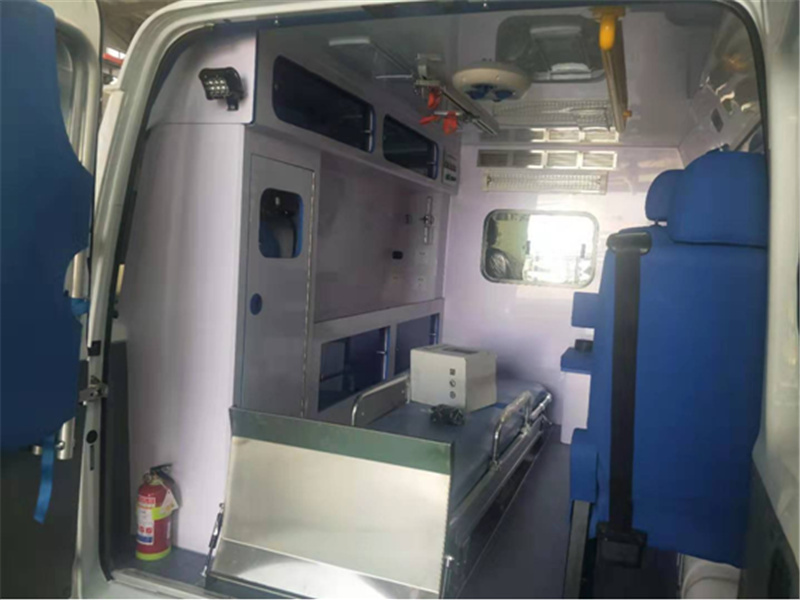 江铃特顺短轴中顶监护型救护车6