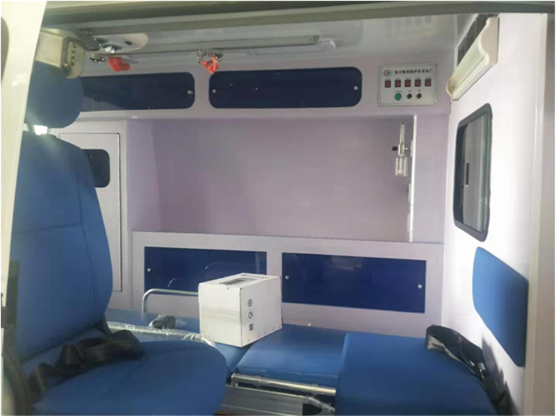江铃特顺短轴中顶监护型救护车8