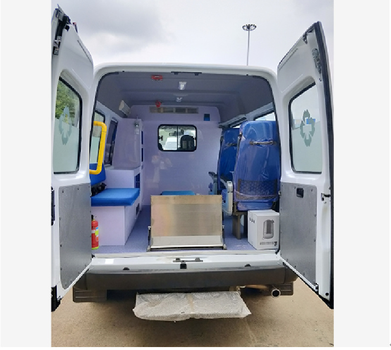 江铃特顺短轴中顶运输型救护车6