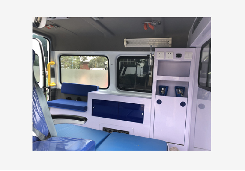 江铃特顺短轴中顶运输型救护车7